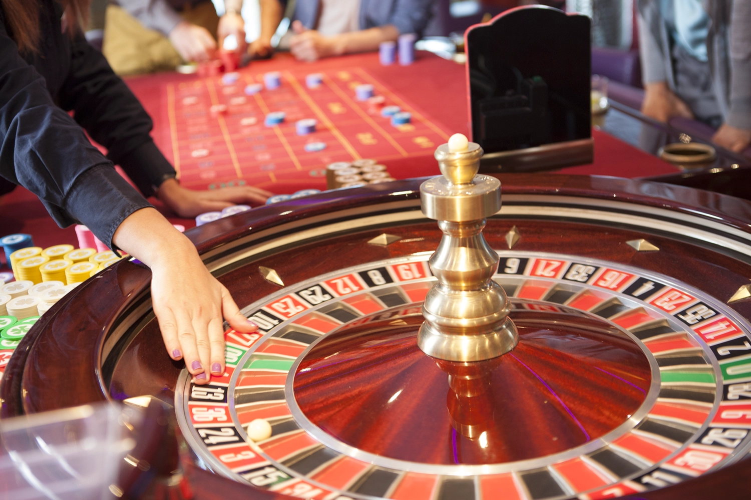GTS - Reiseservice - Ein Rouletterad in Bewegung im Casino eines Kreuzfahrtschiffs.