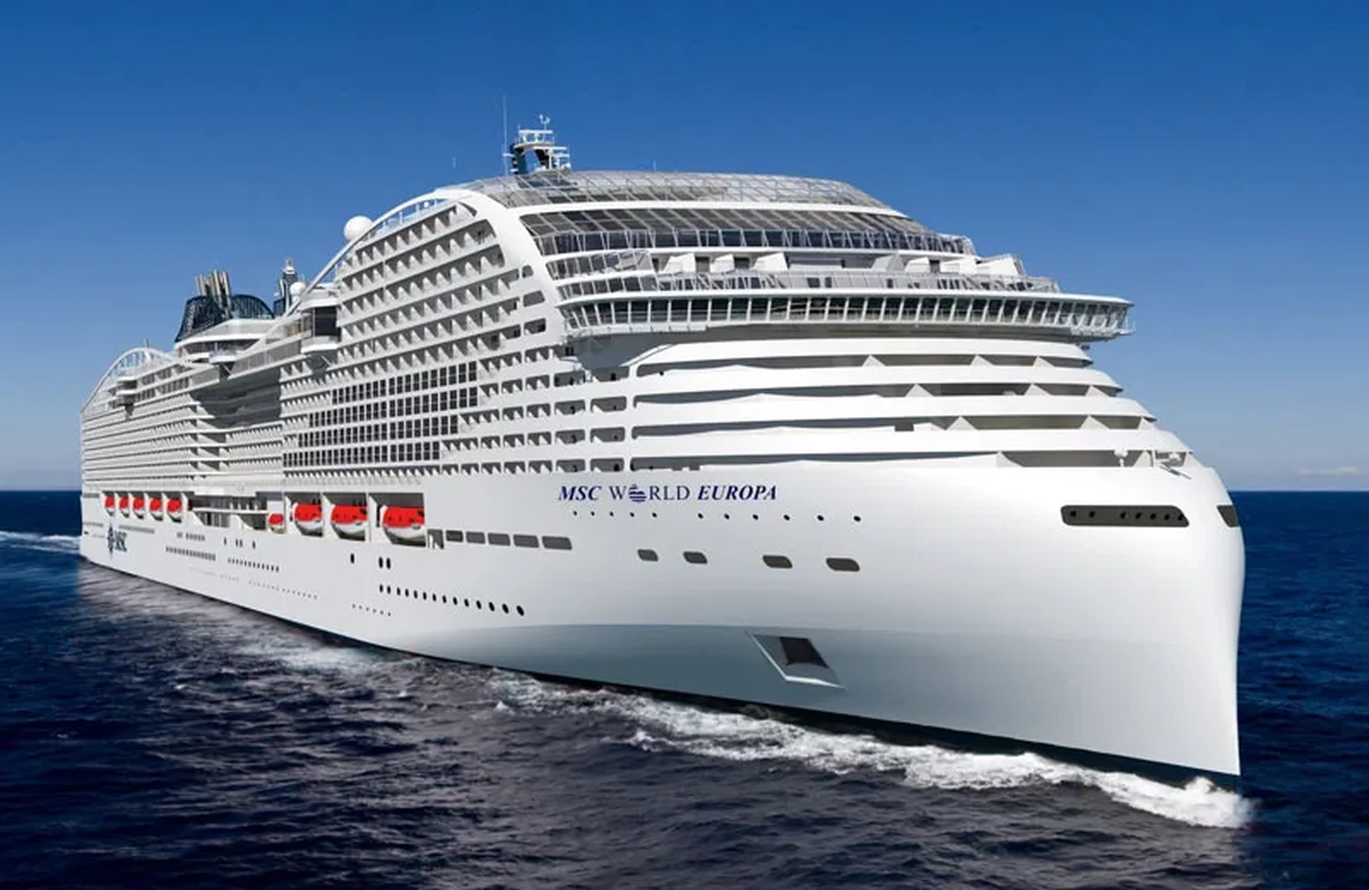 GTS - Reiseservice - Ein elegantes, weißes Kreuzfahrtschiff namens „MSC WORLD EUROPA“ kreuzt durch tiefblaues Wasser.
