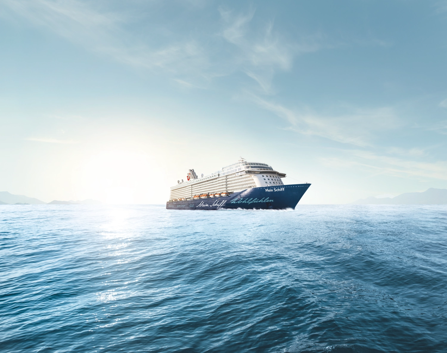 GTS - Reiseservice - Ein großes Kreuzfahrtschiff, das unter strahlend blauem Himmel durch das weite offene Meer fährt.