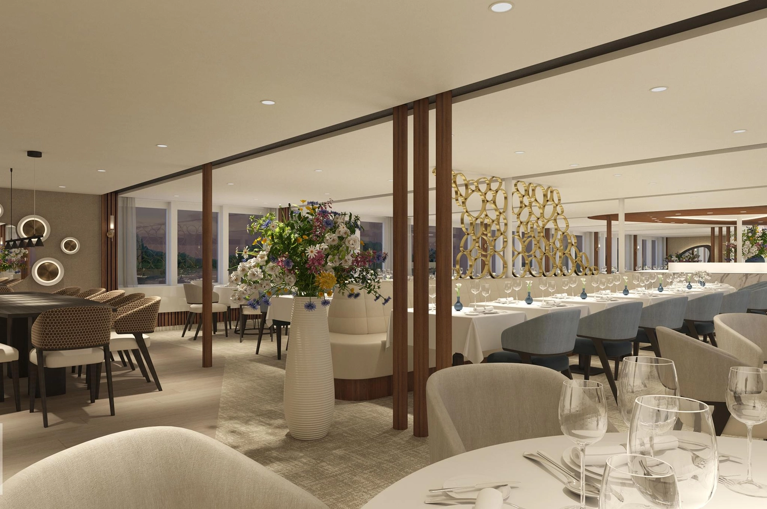 GTS – Reiseservice – Ein modernes, gehobenes Restaurant mit elegant gedeckten Tischen, bequemen Sesseln, Holztrennwänden und einer großen Vase mit farbenfrohen Blumen als Blickfang.