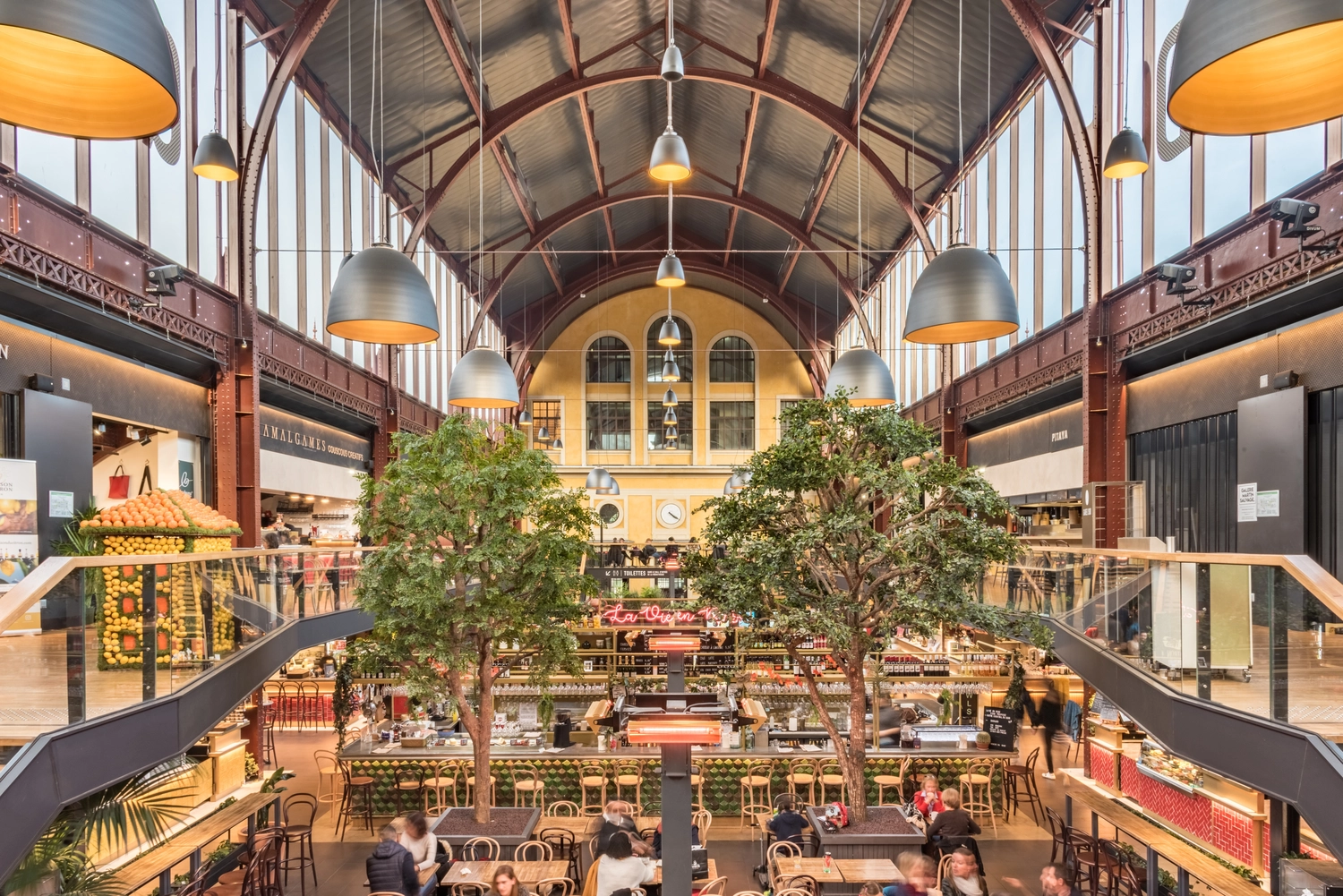 GTS - Reiseservice - Eine Markthalle mit hohem Gewölbe und Essensständen.